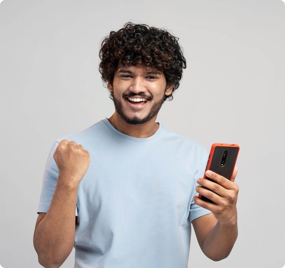 Mujer feliz usando la app